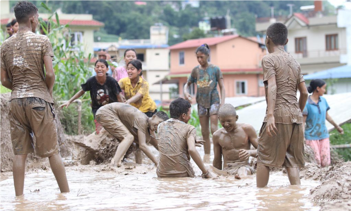 झोरमा हिलो खेल्दै रमाए किशोर किशोरी (तस्वीरहरु)